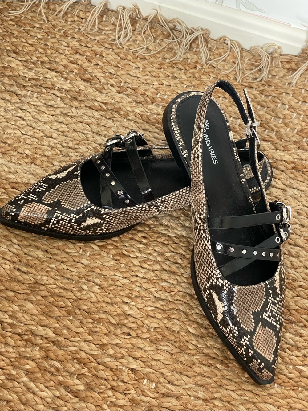 NWOT No Boundaries Black White Snake Print Pointed Mules 9 Animal Print Toe Fall - Picture 6 of 8